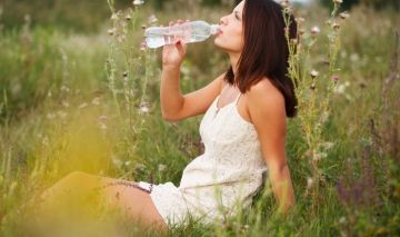 mujer bebiendo agua