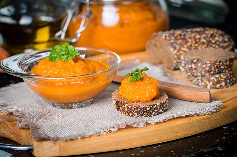 3. Tostada integral con paté de zanahoria