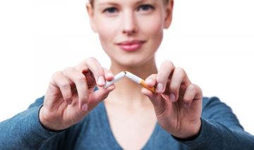 mujer cigarro roto WEB