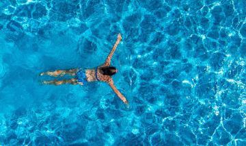 mujer piscina nadando