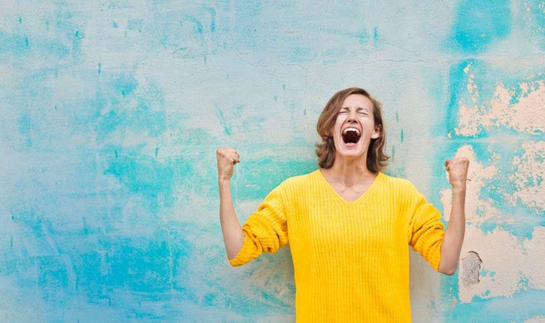 mujer gritando fondo azul