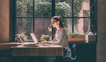 mujer ordenador con gafas meditación parar