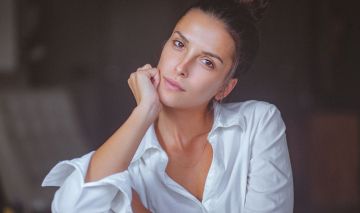 mujer seria y pensativa