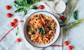 Pasta con salsa de espárragos y alcaparras