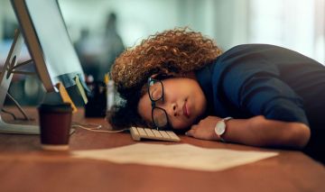 mujer dormida cambio de hora