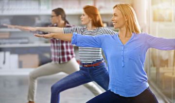 8 estiramientos de yoga para la oficina