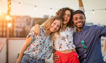 amigos felices terraza