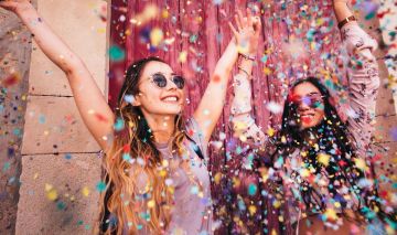 mujeres felices confeti
