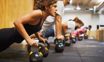 mujer tonificar pesas