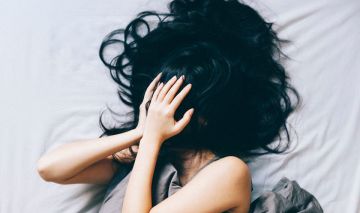 mujer con ansiedad estres