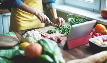 mujer cocinando tablet
