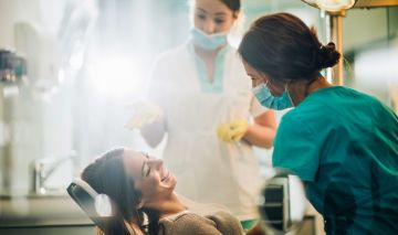 mujer dentista