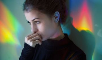 mujer indecisa tomar decisiones