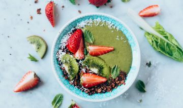 Smoothie bowl de fresas y acelgas