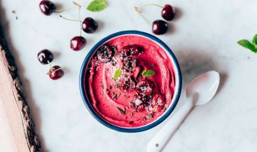 Helado saludable y sin azúcar de cerezas y plátano