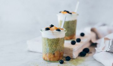 Pudding de chía con té matcha y peras caramelizadas